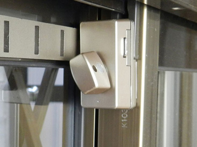 両面テープで取り付けるだけのサッシ窓用補助鍵