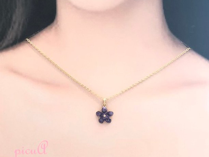 トップ部分にパープルの花をあしらったネックレス
