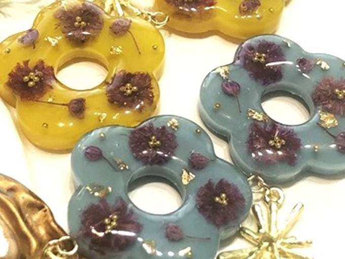 ドライフラワーがあしらわれたくすみカラーの花形ピアス&イヤリング
