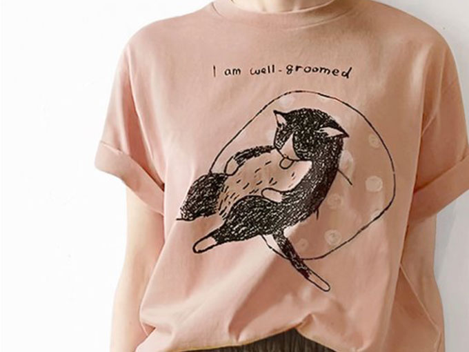 グルーミングねこのTシャツ(くすみピンク)