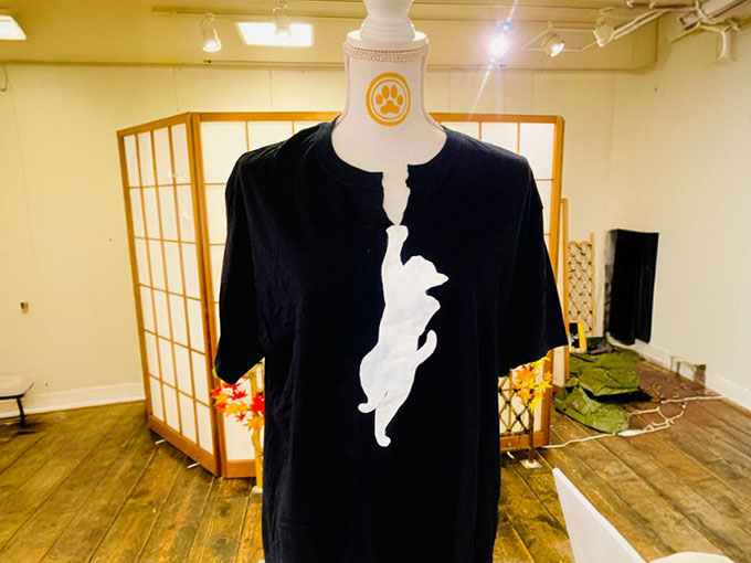 強制的VネックTシャツ