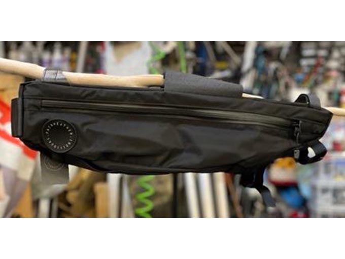 自転車に取り付けるタイプのバッグ