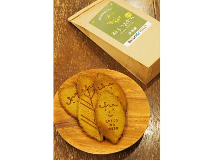 生地に抹茶を配合したお煎餅