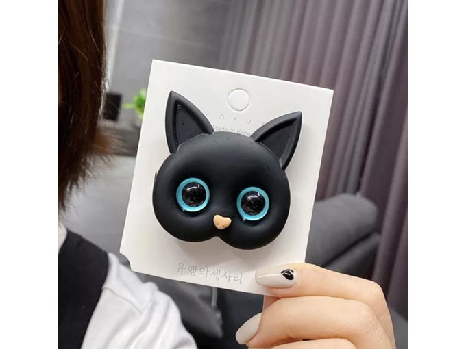猫がじっと見つめているようなデザインのヘアクリップ
