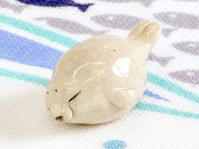 見るだけで癒される豆屋 箸置き(アザラシ赤ちゃん 目とじ よこむき)