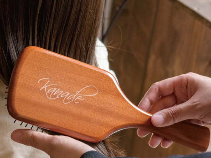 名前が刻印できるアイテムでおすすめの木製のヘアブラシ