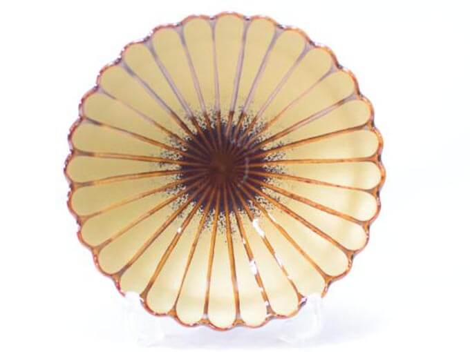 お皿のプレゼントでおすすめの菊をモチーフにしたお皿