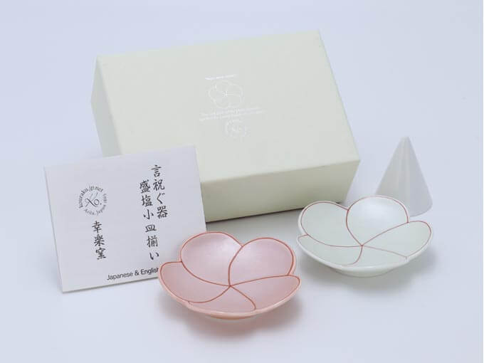 お皿のプレゼントで特におすすめの紅白梅の小皿セット