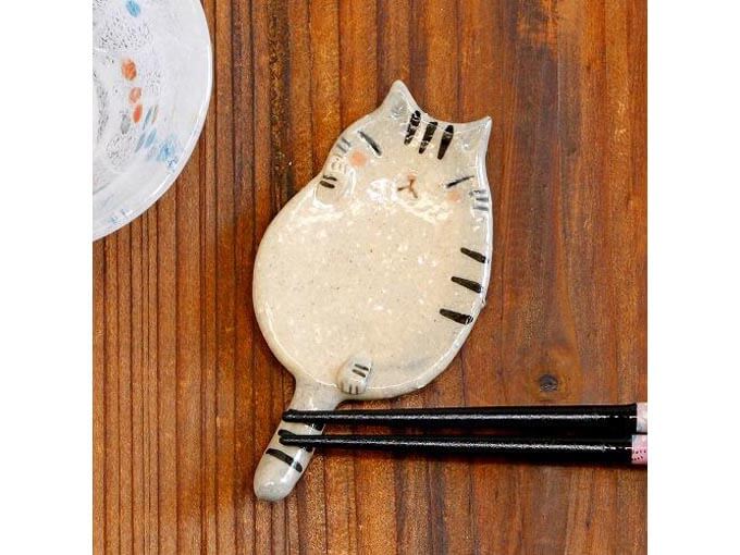 お酒好きの人への雑貨のプレゼントでおすすめの猫の形の箸置き豆皿