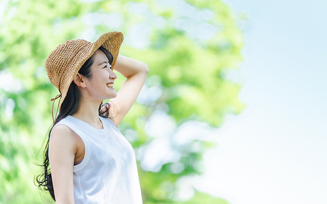 夏の日差しを受ける女性