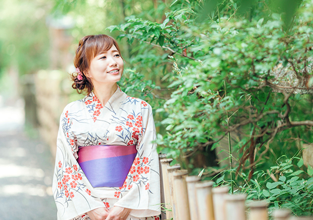 浴衣を着た女性