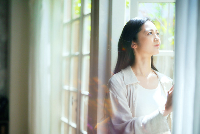 窓辺の女性
