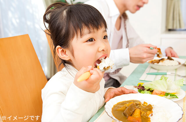 カレーを食べる女の子