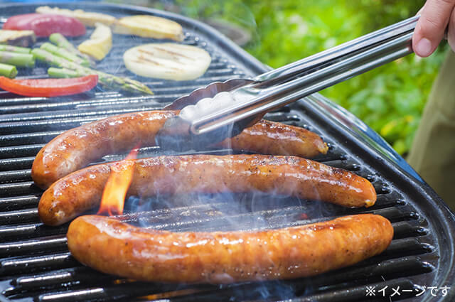 BBQでソーセージを焼く