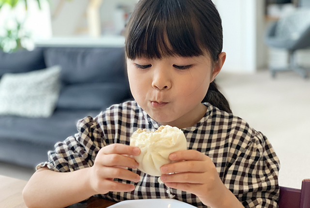 肉まんを食べる女の子