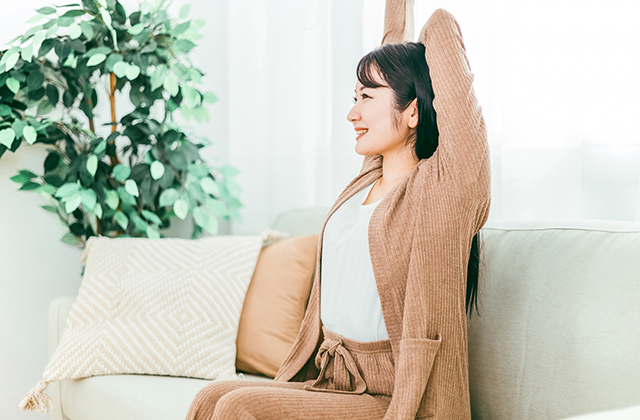 伸びをする女性