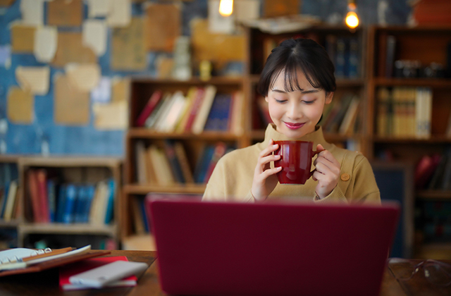 コーヒーを飲む女性