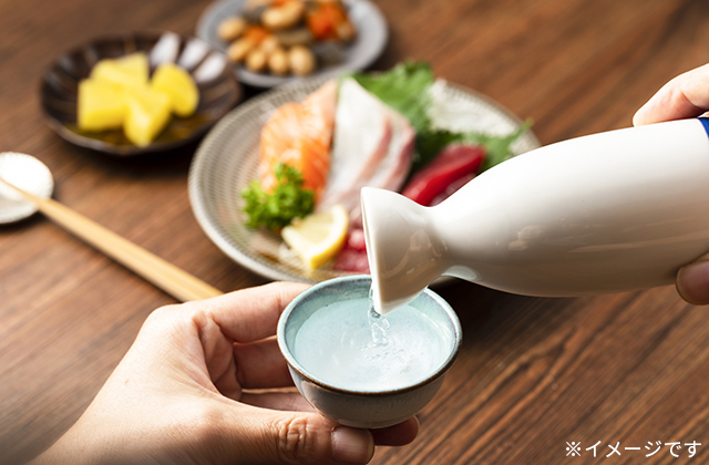 燗酒をお酌しているシーン