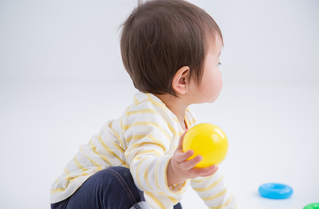 ボールを持つ子ども