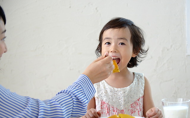 おやつを食べる子ども