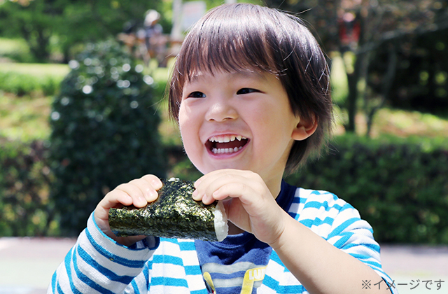 おにぎりを食べる子ども