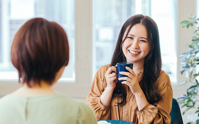 ティータイムを楽しむ女性