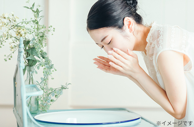洗顔する女性
