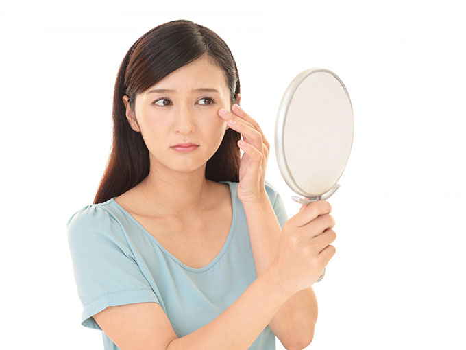 鏡を見る女性