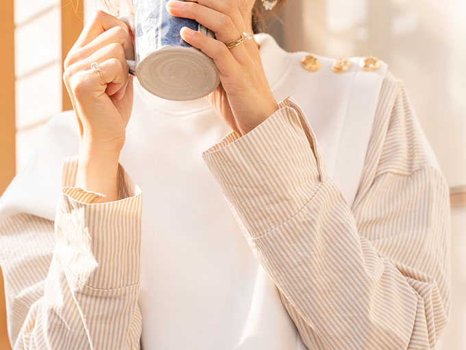 コーヒーを飲む女性