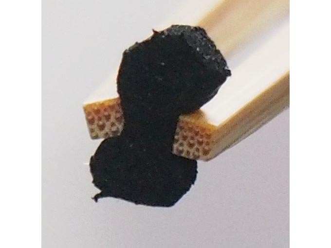 四角い箸先でしっかり挟む