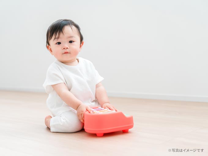 床の上で遊ぶ子ども
