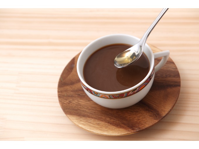 コーヒーにはちみつを入れるイメージ