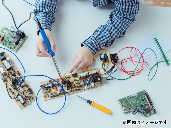 電子工作するイメージ