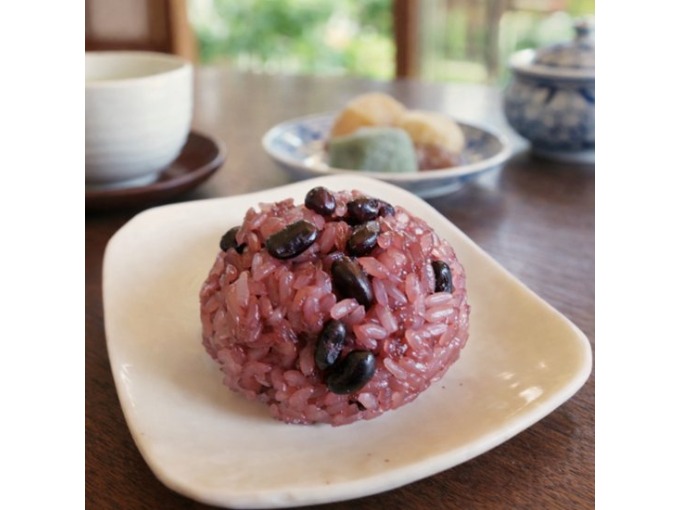 お皿に乗ったみとり豆とむかごの赤飯