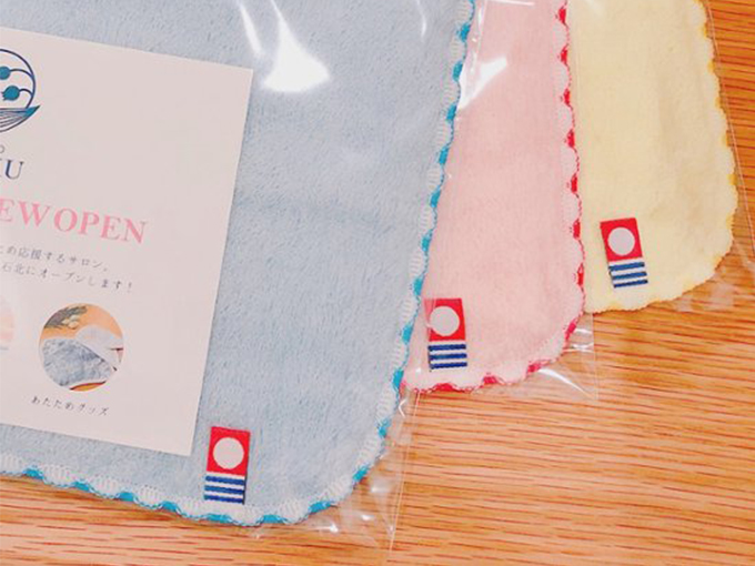 センスのいいプチギフトでおすすめの縁にパイピングがほどこされた今治タオルハンカチ