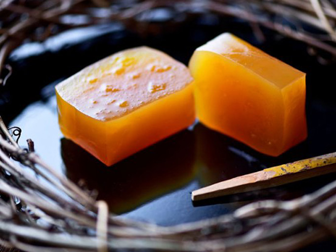 珍しい和菓子でおすすめのびわの果肉と果汁を練り込んで作った羊羹