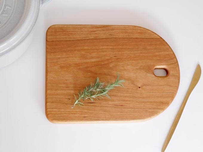 ブラックチェリーの木製カッティングボード