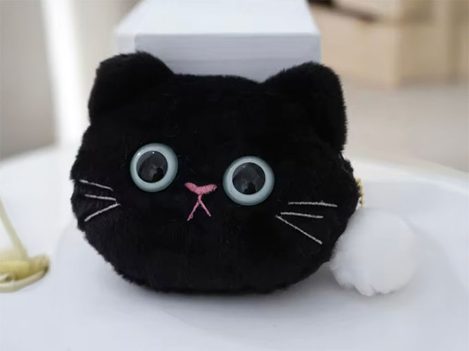 食べ物以外で喜ばれるホワイトデーのお返しにおすすめの猫顔ポーチ*黒猫