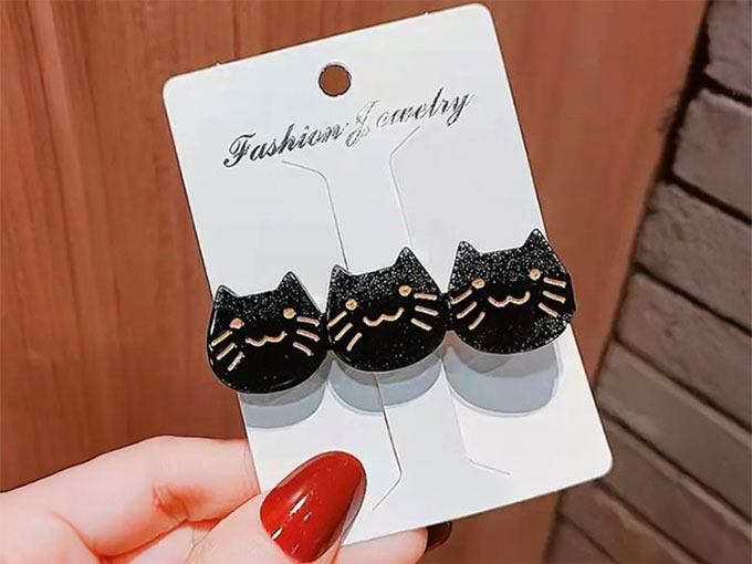 食べ物以外で喜ばれるホワイトデーのお返しにおすすめの猫ヘアクリップ*ブラック