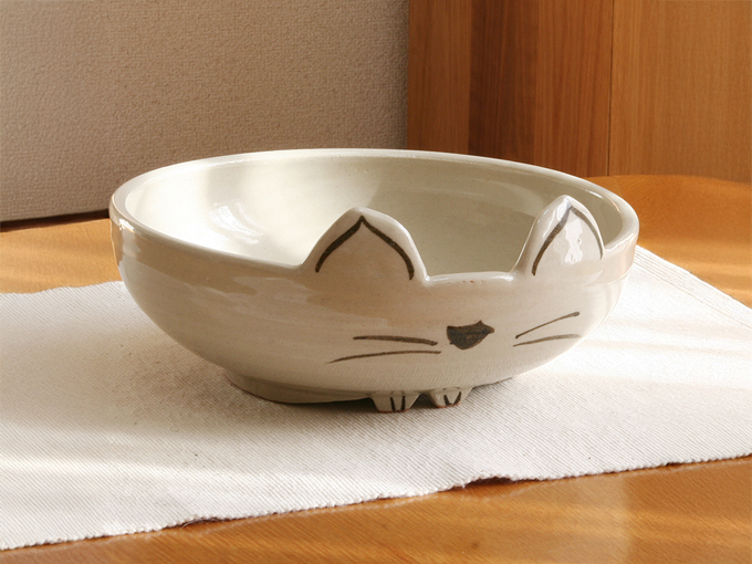 自分では買わない高級プレゼントで女性におすすめの猫のデザインの万能皿
