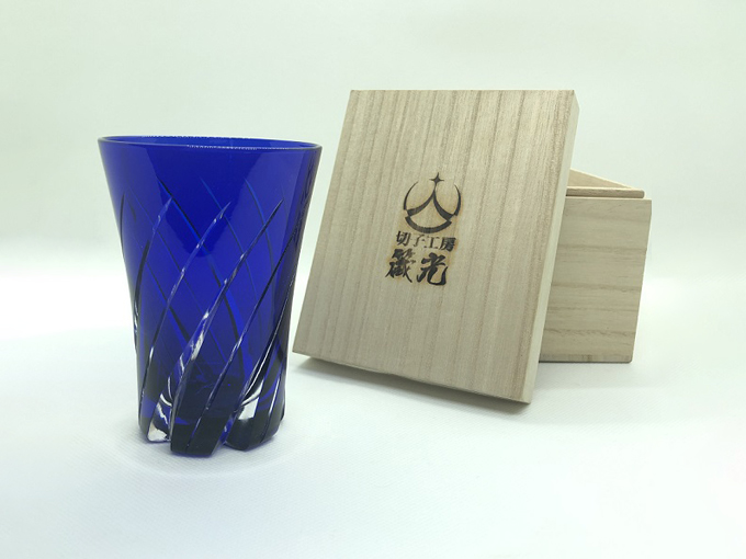 自分では買わない高級プレゼントで男性におすすめの瑠璃色のタンブラー