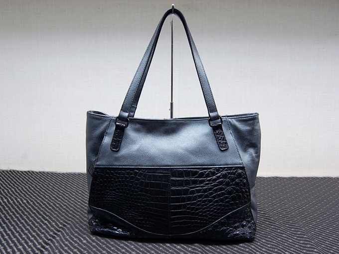 自分では買わない高級プレゼントで男性におすすめの牛革とワニ革のトートバッグ