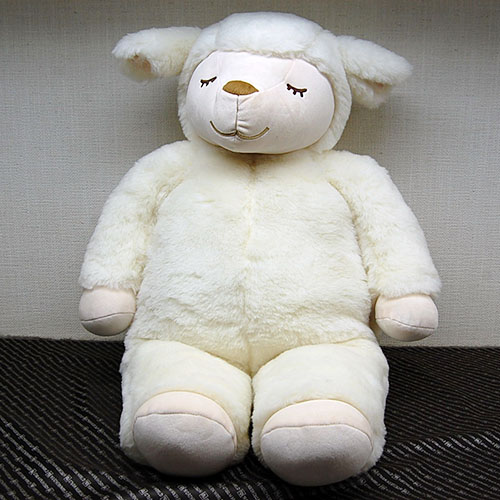 癒し効果抜群！羊毛100%のヒツジのぬいぐるみ