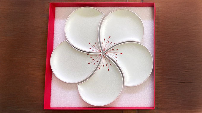 宴席やおもてなしのシーンを華やかに。銀を使用した梅の花モチーフの銘々皿