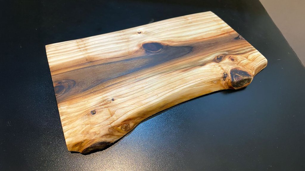 食卓を彩る杉の木でつくられたカッティングボード