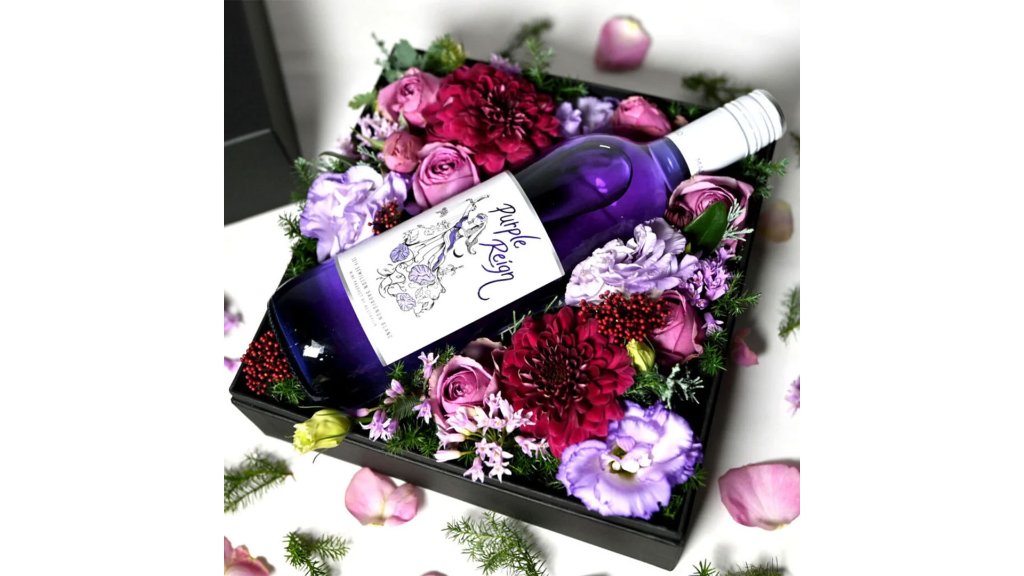 貴重な紫色のワインと周囲を彩る花々。「人生初のお酒」にも選びたい “Flower & PurpleWine”