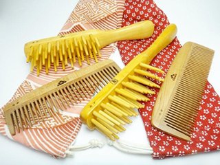 梅雨時にも大活躍！本つげブラシ＆椿櫛で髪サラサラの画像
