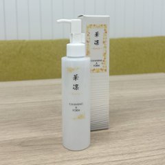 最近、メイクオフ後の肌感が気になる…。7種の美容成分配合の“華凛”を乾燥肌スタッフが試してみた。の画像