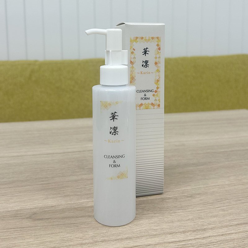 最近、メイクオフ後の肌感が気になる…。7種の美容成分配合の“華凛”を乾燥肌スタッフが試してみた。の画像