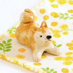 食卓をかわいく彩る！ふせポーズをした秋田犬の箸置きの画像